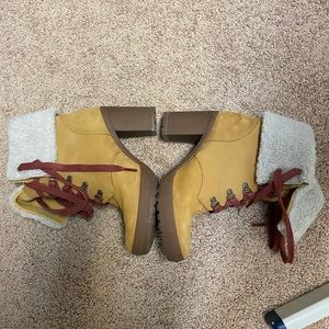 Timberland Sherpa heeled boot size 7